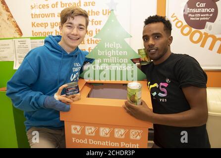 SOUS EMBARGO À 0001 LUNDI 26 NOVEMBRE USAGE ÉDITORIAL SEULS Callum Pardoe et Abdelkader Jemal Awol au point de don de nourriture à Sainsbury's à Exeter en tant que groupe d'adolescents participant au National Citizen Service (NCS) ont créé des étiquettes « élément prioritaire » pour souligner aux clients les produits les plus utilisés nécessaire pour la boîte de dons de bienfaisance en magasin dans le cadre de la phase d'action sociale du programme national. Banque D'Images