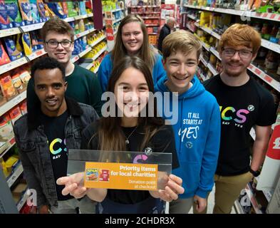 SOUS EMBARGO À 0001 LUNDI 26 NOVEMBRE USAGE ÉDITORIAL SEULEMENT (de gauche à droite) Abdelkader Jemal Awol, Matthew Turner, Amber Broad, Isabel Clarkson, Callum Pardoe et Rhys Johnson avec leur label "priorité" à Sainsbury's à Exeter, Qu'ils ont créé pour mettre en évidence aux clients les produits les plus nécessaires pour la boîte de dons de bienfaisance en magasin, après avoir élaboré l'idée dans le cadre de la phase d'action sociale du Service national des citoyens (NCS). Banque D'Images