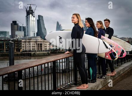 USAGE ÉDITORIAL SEULEMENT (de gauche à droite) Surfers Jessica Rowe, Veranika Lim, Sophie Hellyer et Frank Hodgson Cross LondonÕs Millennium Bridge comme un partenariat est annoncé entre Lee Valley Regional Park Authority et The Wave pour créer une destination de surf à l'intérieur des terres dans la capitale pour les personnes de tous âges, antécédents et capacités. Banque D'Images