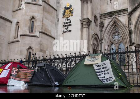 Vue générale des manifestants participant à une grève de la faim protestant contre l'adoption forcée et les tribunaux de la famille "secrets", devant les tribunaux royaux de Justice, Londres. APPUYEZ SUR ASSOCIATION photo. Date de la photo: Lundi 3 décembre 2018. Le crédit photo devrait se lire comme suit : Dominic Lipinski/PA Wire Banque D'Images