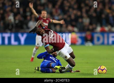 Le Junior Hoilett de Cardiff City (à gauche) défile Michail Antonio de West Ham United lors du match de la Premier League au stade de Londres. Banque D'Images