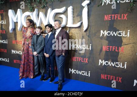 A gauche à droite Naomie Harris, Louis Ashbourne Serkis, Rohan Chand et Andy Serkis arrivent à la première de Mowgli : la légende de la jungle à Curzon Mayfair Banque D'Images