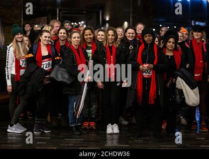 UTILISATION ÉDITORIALE SEULEMENT Melanie Chisholm (au centre) participe à la marche inaugurale de nuit de Noël pour le logement, une promenade de 10 kilomètres de nuit autour de Londres, recueillant de l'argent pour l'organisme de bienfaisance après que l'analyse a trouvé 1 enfant sur 23 dans la capitale est maintenant sans abri. Banque D'Images