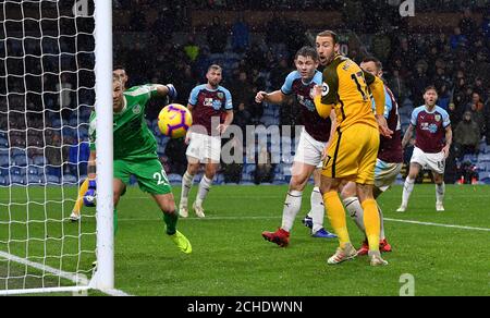 James Tarkowski de Burnley fait une intervention essentielle pour empêcher Leon Balogun de Brighton & Hove Albion (non représenté) de marquer tard dans le match de la Premier League à Turf Moor, Burnley. Banque D'Images