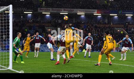 James Tarkowski de Burnley fait une intervention essentielle pour empêcher Leon Balogun de Brighton & Hove Albion (non représenté) de marquer tard dans le match de la Premier League à Turf Moor, Burnley. Banque D'Images