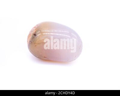 Pierre gemeine à quartz rose isolée sur fond blanc Banque D'Images