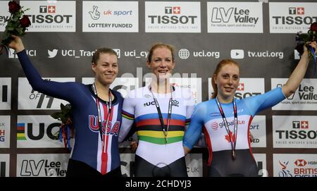 (De gauche à droite) Jennifer Valente des États-Unis, Kirsten Wild des pays-Bas et Allison Beveridge du Canada après la cérémonie de remise des médailles de la course féminine Omnium points 4/4 pendant la deuxième journée de la coupe du monde de cyclisme sur piste Tissot UCI à Lee Valley Velpopark, Londres. Banque D'Images