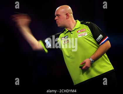 Michael van Gerwen lance lors de son match contre Alan Tabern lors du troisième jour des Championnats du monde des fléchettes William Hill à Alexandra Palace, Londres. Banque D'Images