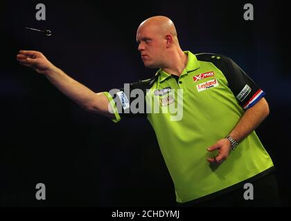 Michael van Gerwen lance lors de son match contre Alan Tabern lors du troisième jour des Championnats du monde des fléchettes William Hill à Alexandra Palace, Londres. Banque D'Images