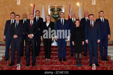 Le Premier ministre Theresa May (au centre à gauche) et le Premier ministre polonais Mateusz Morawiecki (au centre à droite), posent avec des membres de leurs cabinets respectifs, dont le Secrétaire d'affaires britannique Greg Clark (à gauche), le Secrétaire à la défense Gavin Williamson (deuxième à gauche), le Secrétaire à l'intérieur Sajid Javid (troisième à gauche), le Chancelier de l'Échiquier Philip Hammond (quatrième à gauche), Le secrétaire aux Affaires étrangères Jeremy Hunt (cinquième à gauche) et le ministre polonais des Affaires étrangères Jacek Czaputowicz (cinquième à droite), le ministre de l'entreprenariat et de la technologie Jadwiga Emilewicz (quatrième à droite), le ministre de l'intérieur et de l'Administration Joachim Brudzinski ( Banque D'Images