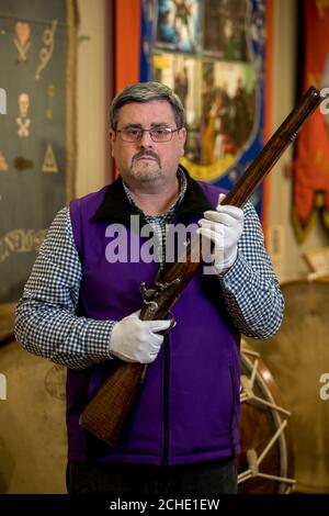 Dr Jonathan Mattison, conservateur du Musée du patrimoine orange de Belfast, photographié avec le « Boyne Musket », une carbine à dragons commandée en 1685 et utilisée par un officier Jacobite pendant la guerre en Irlande entre 1688 et 1691. À l'origine, le mousket a été présenté en prêt au centre d'accueil de la bataille de Boyne par l'ancien premier ministre de l'Irlande du Nord, Ian Paisley. Les Orangemen espèrent raviver l'intérêt pour une bataille oubliée des années 1690 avec l'aide d'un sentier touristique de toute l'Irlande. Banque D'Images