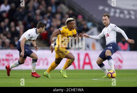 Adama Traore (au centre) de Wolverhampton Wanderers en action avec Harry Winks (à gauche) de Tottenham Hotspur et Christian Eriksen lors du match de la Premier League au stade Wembley, Londres. Banque D'Images