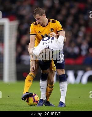 Ryan Bennett (à gauche) de Wolverhampton Wanderers et Harry Kane de Tottenham Hotspur se battent pour le ballon lors du match de la Premier League au stade Wembley, Londres. Banque D'Images