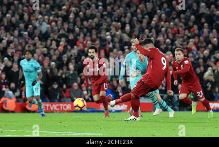 Roberto Firmino, de Liverpool, marque le cinquième but du match de sa partie à partir de la zone de pénalité et termine son tour de chapeau lors du match de la Premier League à Anfield, Liverpool. Banque D'Images