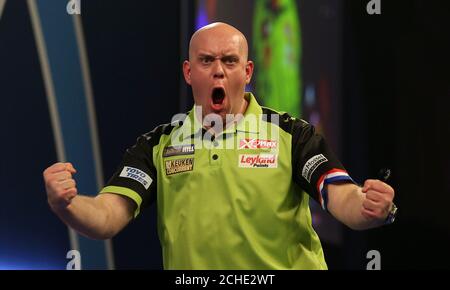 Michael Van Gerwen fête ses victoires au cours du 16 e jour des Championnats du monde des fléchettes William Hill à Alexandra Palace, Londres. Banque D'Images