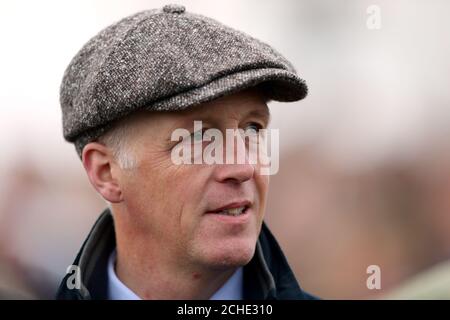 L'entraîneur David Pipe pendant la grande journée nationale de Coral Welsh à l'hippodrome de Chepstow. Banque D'Images