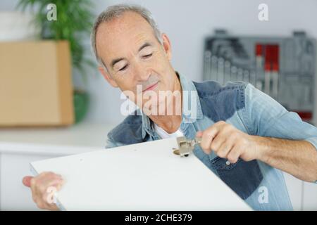 homme assemblant des meubles plats Banque D'Images