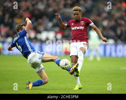 Maikel Kieftenbeld de Birmingham City (à gauche) défie Grady Diangana de West Ham United lors de la coupe Emirates FA, troisième match au stade de Londres. Banque D'Images