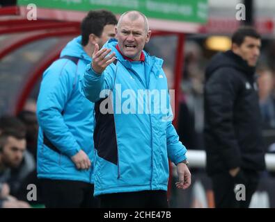 Alan Dowson, directeur de la Wing, sur la ligne de contact lors de la coupe Emirates FA, troisième tour de match au stade de la communauté de Laithwaite, Woking. Banque D'Images