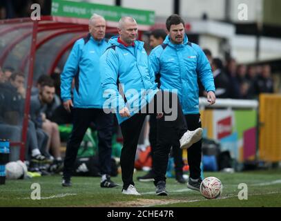 Alan Dowson, directeur de la Wing, sur la ligne de contact lors de la coupe Emirates FA, troisième tour de match au stade de la communauté de Laithwaite, Woking. Banque D'Images