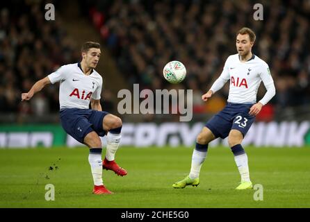 Harry Winks de Tottenham Hotspur (à gauche) et Christian Eriksen de Tottenham Hotspur lors de la Carabao Cup, demi-finale du match à Wembley, Londres. Banque D'Images