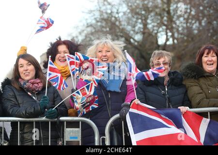 Les Wellwishers attendent le duc et la duchesse de Sussex à Hamilton Square à la première étape de leur visite à Birkenhead. Banque D'Images