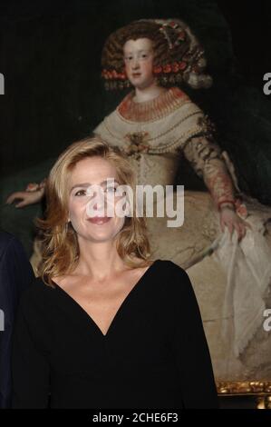 HRH l'Infanta Dona Cristina, fille du roi Carlos d'Espagne, posant par 'Infanta Maria Teresa' de Velazquez, c 1652-3, lors d'un aperçu privé de l'exposition Velazquez, à la Galerie nationale de Trafalgar Square, dans le centre de Londres, Banque D'Images