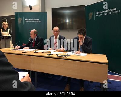 Le ministre irlandais des Transports, Shane Ross, le ministre des Affaires étrangères, Simon Coveney, et le ministre de la Santé, Simon Harris, ont fait un exposé aux médias à Dublin sur les plans d'urgence du gouvernement irlandais en vue d'un Brexit sans accord. Banque D'Images