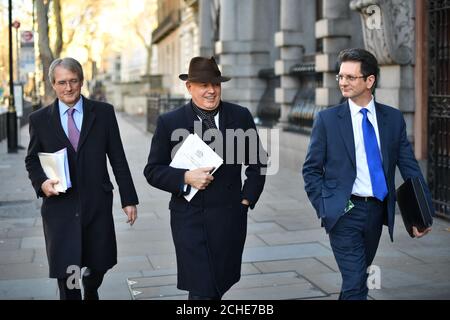 (De gauche à droite) Owen Paterson, Iain Duncan Smith et Steve Baker quittent le Cabinet à Whitehall, Londres, après que le premier ministre ait annoncé qu'elle inviterait les dirigeants des partis à la Chambre des communes et d'autres députés à des discussions pour obtenir un consensus parlementaire sur la voie à suivre pour le Brexit. Banque D'Images