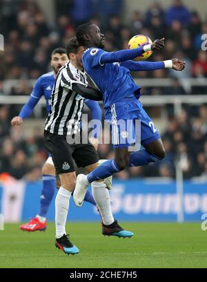 Oumar Niasse de Cardiff en action pendant le match de la Premier League à St James' Park, Newcastle. Banque D'Images