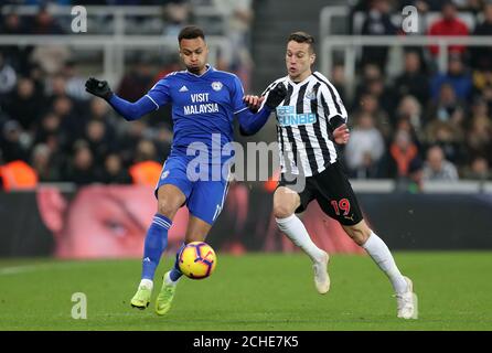 Josh Murphy de Cardiff (à gauche) et Javier Manquillo de Newcastle United se battent pour le ballon lors du match de la Premier League à St James' Park, Newcastle. Banque D'Images