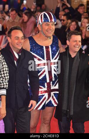 (Centre) Le juge David Walliams avec les présentateurs (gauche) Anthony McPartlin et Declan Donnelly à une photo appel à Britain's Got Talent au London Palladium. Banque D'Images