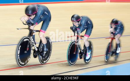 LES pilotes DE L'équipe D'essai HUUB-Wattbike (gauche-droite) Charlie Tanfield, Dan Bigham et John Archibald sur leur chemin pour établir le meilleur temps pour se qualifier pour la course de l'équipe masculine, pendant le troisième jour des Championnats nationaux de piste au Centre National de Cyclisme de Manchester. Banque D'Images