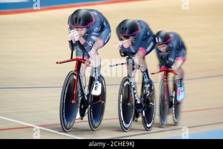 HUUB-Wattbike équipe d'essai pilotes (gauche-droite) John Archibald, Charlie Tanfield et Dan Bigham, sur leur chemin pour établir le meilleur temps pour se qualifier pour la course de l'équipe masculine, pendant le troisième jour des Championnats nationaux d'athlétisme au Centre National de Cyclisme de Manchester. Banque D'Images