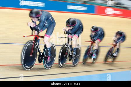 Les pilotes DE L'équipe D'essai HUUB-Wattbike (gauche-droite) Jonathan Wale, Charlie Tanfield, Dan Bigham et John Archibald sur leur chemin pour établir le meilleur temps pour se qualifier pour la course de l'équipe masculine, pendant le troisième jour des Championnats nationaux de piste au Centre National de Cyclisme de Manchester. Banque D'Images