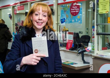 SOUS EMBARGO LE vendredi 0001 FÉVRIER 1 USAGE ÉDITORIAL SEULEMENT Hannah Watkins au bureau de poste de Canary Wharf à Londres, alors que la société annonce une expansion de ses services de permis de conduire international à 2,500 succursales à travers le Royaume-Uni. Banque D'Images