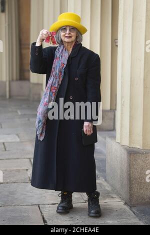 L'artiste Rose Wylie avec son OBE (Officier de l'ordre de l'Empire britannique) après une cérémonie d'investiture à Buckingham Palace, Londres. Banque D'Images