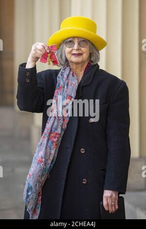 L'artiste Rose Wylie avec son OBE (Officier de l'ordre de l'Empire britannique) après une cérémonie d'investiture à Buckingham Palace, Londres. Banque D'Images