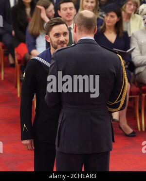 Le Matelot de 1re classe (plongeur) Simon Wharton, de la Royal Navy, est décoré de la Médaille de la galanterie de la reine par le duc de Cambridge, lors d'une cérémonie d'investiture au palais de Buckingham, à Londres. Banque D'Images