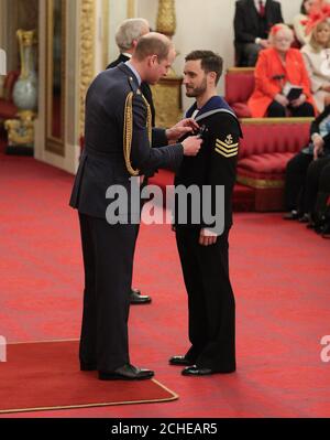 Le Matelot de 1re classe (plongeur) Simon Wharton, de la Royal Navy, est décoré de la Médaille de la galanterie de la reine par le duc de Cambridge, lors d'une cérémonie d'investiture au palais de Buckingham, à Londres. Banque D'Images