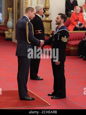 Le Matelot de 1re classe (plongeur) Simon Wharton, de la Royal Navy, est décoré de la Médaille de la galanterie de la reine par le duc de Cambridge, lors d'une cérémonie d'investiture au palais de Buckingham, à Londres. Banque D'Images