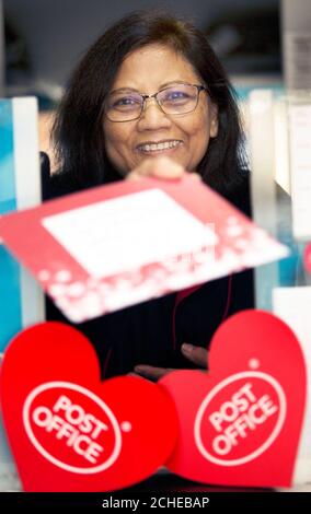 SOUS EMBARGO À 0001 LUNDI 11 FÉVRIER USAGE ÉDITORIAL RÉSERVÉ AU directeur de succursale de Post Office Mobile, Rekha Patel attend les clients devant l'abbaye de Sweetheart, près de Dumfries en Écosse, avant la Saint-Valentin. Banque D'Images