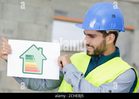 homme montrant le tableau d'efficacité énergétique Banque D'Images