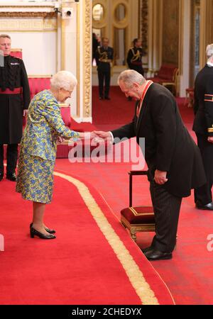 Bill Beaumont reçoit un chevalier pour les services de rugby à XV de la reine Elizabeth II lors d'une cérémonie d'investiture à Buckingham Palace, Londres. Banque D'Images