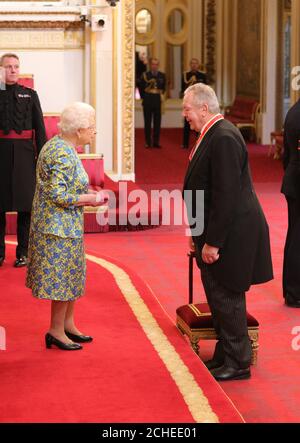 Bill Beaumont reçoit un chevalier pour les services de rugby à XV de la reine Elizabeth II lors d'une cérémonie d'investiture à Buckingham Palace, Londres. Banque D'Images