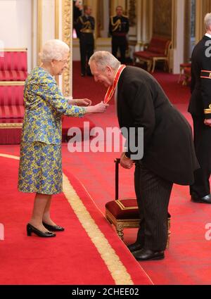 Bill Beaumont reçoit un chevalier pour les services de rugby à XV de la reine Elizabeth II lors d'une cérémonie d'investiture à Buckingham Palace, Londres. Banque D'Images