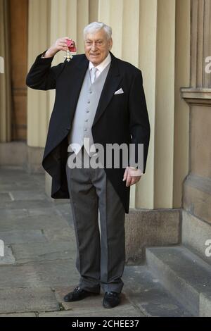 Willie John McBride avec son CBE pour les services au rugby à la suite d'une cérémonie d'investiture à Buckingham Palace, Londres. Banque D'Images