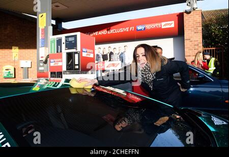 USAGE ÉDITORIAL SEULEMENT Natalie Pinkham, reporter de piste de fosse, nettoie les voitures tandis que Sky Sports F1 prend le contrôle d'un garage à High Wycombe dans Buckinghamshire, pour donner aux pilotes l'expérience ultime d'arrêt de fosse pour célébrer la couverture de channelÕs Live et de F1 exclusive pour la saison 2019. Banque D'Images