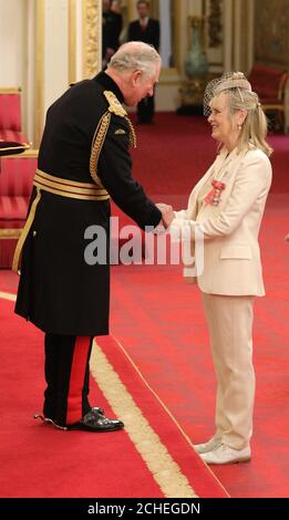 Le supermodèle des années 1960 Lesley 'Twiggy' Lawson est nommé Dame Commandant de l'ordre de l'Empire britannique pour les services à la mode, aux arts et à la charité lors d'une cérémonie d'investiture à Buckingham Palace, Londres. Banque D'Images