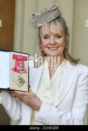 Le supermodèle des années 1960 Lesley 'Twiggy' Lawson a reçu le prix Dame Commander de l'ordre de l'Empire britannique pour ses services à la mode, aux arts et à la charité, à la suite d'une cérémonie d'investiture à Buckingham Palace, Londres. Banque D'Images